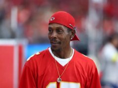 Informes: el padre de Patrick Mahomes arrestado por violación de la libertad condicional