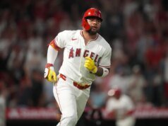 Angelinos renuevan al 3B Yoan Moncada por un año