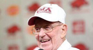 Lou Holtz, en cuidados paliativos, sigue “luchando la lucha”