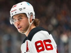 Devils C Jack Hughes siendo evaluado por lesión en la parte inferior del cuerpo