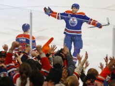 Después de anotar 3 en el 3 er lugar, los Oilers coronan la remontada con un gol en tiempo extra para aturdir a los Sharks