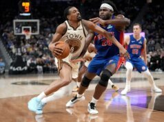 Con la fecha límite de cambios acercándose, los Warriors trabajan para hacer su trabajo contra los 76ers