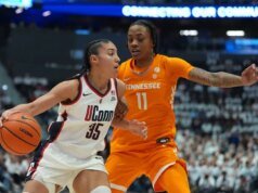 UConn sigue siendo el número 1 del consenso entre los cuatro primeros wrong cambios