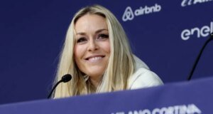 El entrenador de Lindsey Vonn, Stefon Diggs, confía en que podrá esquiar con una lesión del ligamento cruzado anterior