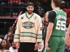 La estrella de los Celtics, Jayson Tatum (Aquiles), participa en la práctica de práctica.