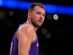 Luka Doncic, de los Lakers, se someterá a una resonancia magnética por dolor en el ligament de la corva izquierdo