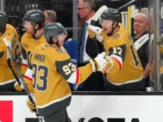 Los Golden Knights anotan 4 goles en 5 1/2 minutos y aplastan a los Kings