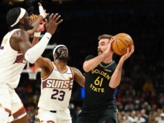 El gran esfuerzo de Pat Spencer impulsa a los Warriors a superar a los Suns