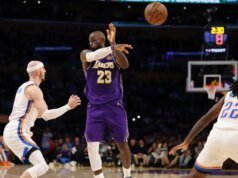 LeBron James (pie) fuera; no elegible para premios, honores All-NBA