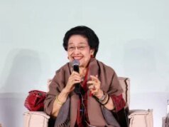 El momento en que Prananda Prabowo se convirtió en el fotógrafo improvisado de Megawati con periodistas en Abu Dhabi