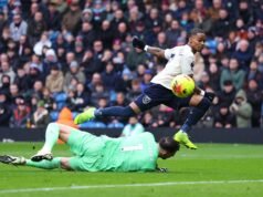 Los problemas de Scott Parker y Burnley continúan mientras West Ham asegura una importante victoria