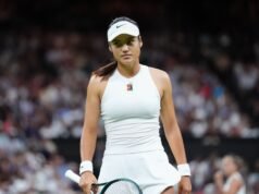 Emma Raducanu fuertemente golpeada por Sorana Cirstea mientras continúa la espera por el título