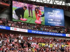 ¿ Por qué todos los partidos de EFL comienzan un minuto más tarde de lo regular este fin de semana?