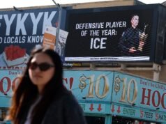 Cartelera con mensajes pro-ICE aparece cerca del sitio del Super Bowl LX