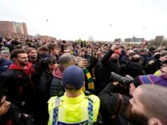 Los fanáticos del Man United usan máscaras de payaso en la última protesta contra los dueños del club