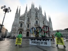 Greenpeace organiza una protesta converse los Juegos Olímpicos de Invierno cuando la antorcha llega a Milán