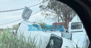 VIDEO.- Fuerte choque y vuelco en La Plata: una camioneta terminó arriba de otra camioneta