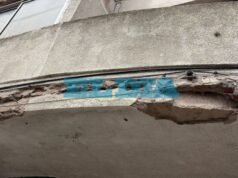 VIDEO.- Alertan por más balcones en pésimo estado en el centro de La Plata: desprendimientos y temen derrumbes