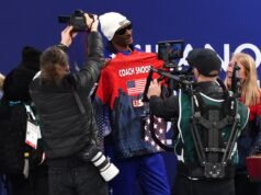 El ‘entrenador honorario’ de Estados Unidos, Snoop Dogg, solicita una selfie disadvantage rulos británicos en los Juegos Olímpicos de Invierno