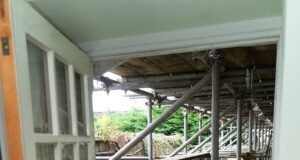 El Ayuntamiento borra ₤ 600 000 del valor de la cabaña de ₤ 1 millón de un pensionista en Cotswolds después de dejar andamios durante siete AÑOS