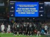 Los fanáticos del Leeds abuchean cuando el choque entre el Manchester City se detiene brevemente para permitir que las estrellas musulmanas de Pep Guardiola rompan el ayuno del Ramadán.