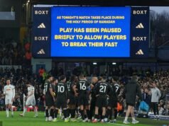 Los fanáticos del Leeds abuchean cuando el choque entre el Manchester City se detiene brevemente para permitir que las estrellas musulmanas de Pep Guardiola rompan el ayuno del Ramadán.