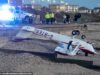 Un avión se estrella en una prominent playa del Reino Unido cuando el piloto se ve obligado a “arrastrarse desde los restos al agua”
