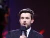 El presentador de los BRIT, Jack Whitehall, es criticado por “golpear a Manchester” mientras los espectadores se cansan de su “doloroso truco de chico elegante” y ruegan por un cambio de presentador el próximo año.