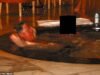 La infame foto del jacuzzi de Bill Clinton es de un lujoso viaje a Asia que realizó disadvantage Epstein y Maxwell, según un nuevo informe