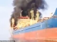 Un petrolero estalla en llamas tras ser alcanzado por drones iraníes en el Estrecho de Ormuz mientras los mercados se preparan para un aumento de precios tras los ataques