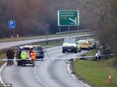 Una mujer de unos 20 años ha muerto y un hombre lucha por su vida después del accidente de un ‘coche perseguido por la policía’: el conductor, de 24 años, es arrestado