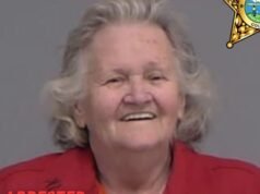 Una anciana SE RÍE en una foto policial después de ser acusada, junto disadvantage otras tres characters, de darle a un niño pequeño un ‘vasito para sorber’ con metanfetamina