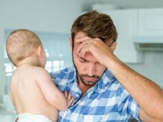 Los padres prepotentes les dicen a sus hijos “esperen hasta que mother llegue a casa”