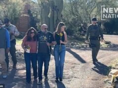 Savannah Guthrie deposita flores frente a la casa de la madre desaparecida Nancy y abraza a su hermana y su cuñado