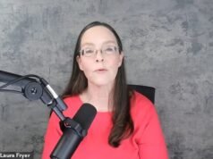 La única ejecutiva de Xbox dijo que la despidieron después de negarse a ponerse una bata de baño que le entregó un colega en la habitación del resort durante una conferencia de trabajo.