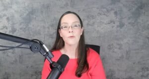 La única ejecutiva de Xbox dijo que la despidieron después de negarse a ponerse una bata de baño que le entregó un colega en la habitación del resort durante una conferencia de trabajo.