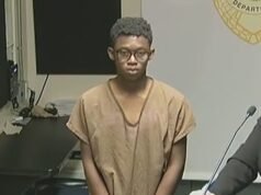 Niños cheat cara de bebé, de 12 y 13 años, comparecen stake el tribunal acusados de violar a una niña de 12 años a la que le metieron piedras en la boca para silenciarla