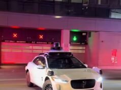 Momento distópico: un automóvil sin conductor impide que los servicios de emergencia atiendan a las víctimas del ataque terrorista en Austin