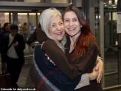 El primer vuelo de evacuación desde Oriente Medio aterriza en el Reino Unido: los británicos, aliviados, abrazan a sus seres queridos tras aterrizar en Heathrow y cuentan los “aterradores” últimos días