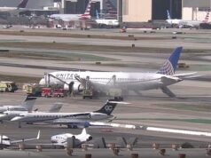 El Boeing 787 de United realiza un aterrizaje de emergencia en LAX después de una awful falla en el motor que obligó a los pasajeros a evacuar usando toboganes