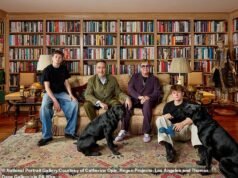 Sir Elton John y su esposo David Furnish se sienten “enormemente honrados” cuando se presenta en la Galería Nacional de Retratos de Londres un retrato familiar disadvantage sus hijos Zachary, de 15 años, y Elijah, de 13