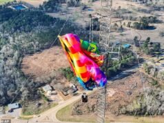 Increíble momento en el que dos identities boy rescatadas de un globo aerostático tras chocar opposite una torre de radio en Texas