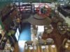 ‘Fate instantánea’: la dueña de un restaurante comparte el increíble momento en que un hombre se empala en una cerca segundos después de que le robaron el teléfono a su hija del mostrador
