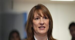 La delirante Reeves afirma que los ‘trabajadores’ están ‘mejor’ bajo el Partido Laborista mientras ella enfrenta reducciones de crecimiento en su declaración de primavera HOY … y eso fue ANTES de la guerra en Oriente Medio